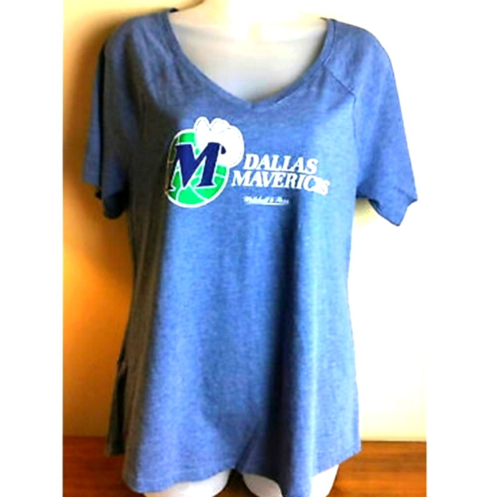 NWT Women's Dallas Mavericks Mitchell & Ness Hardwood Classic V-neck T-shirt